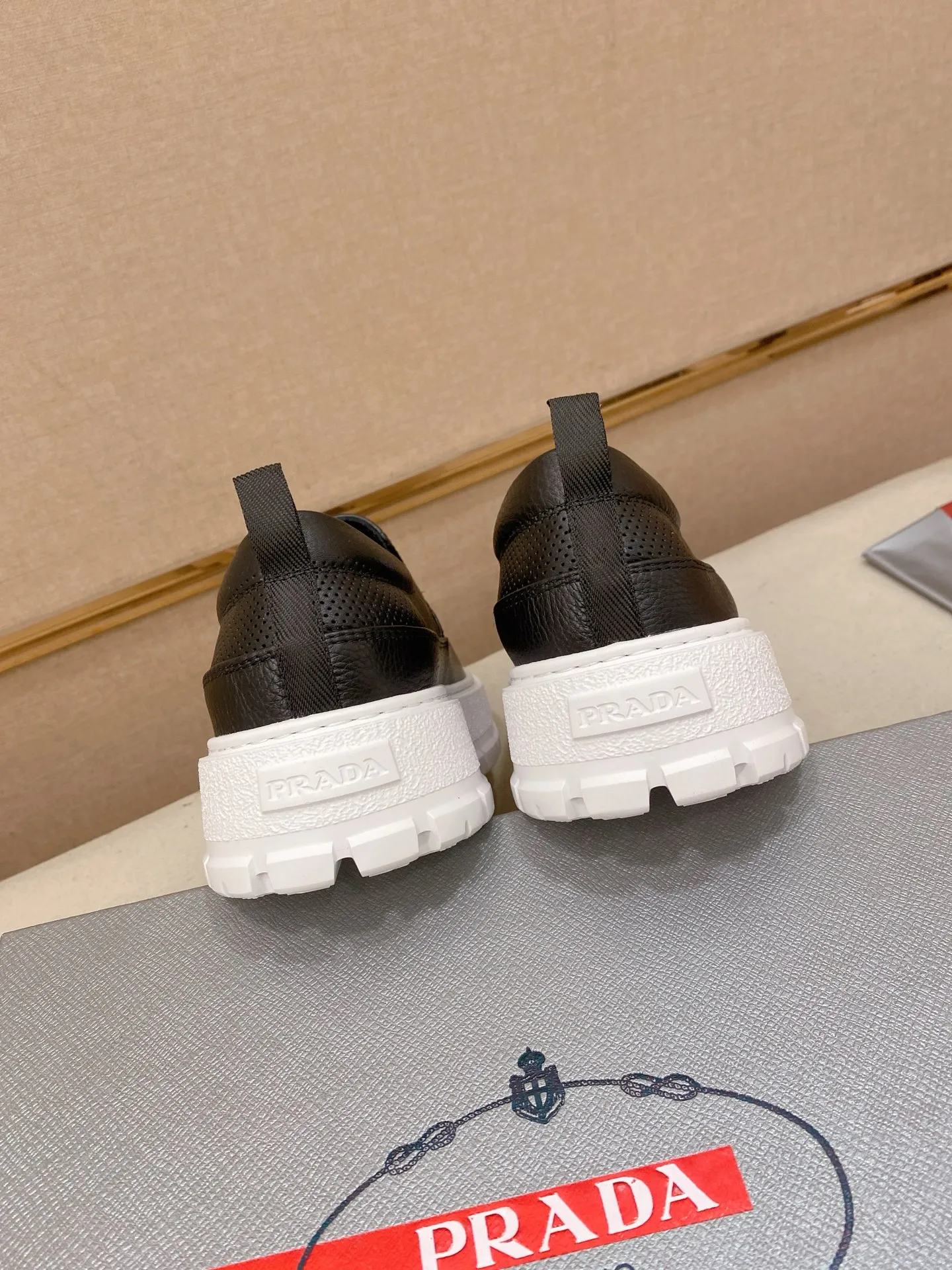 Men's shoes 💰 580💰 ✔️✔️✔️High version High-quality new PRADA (Prada) counters are launched simultaneously, new men's shoes, 😘fabrics are selected from first-layer cowhide fabrics. Lining: Imported cowhide leather lining. 👍🏿High-end☄️Open-molded non-slip rubber outsole, exquisite lines, simple and elegant, comfortable and high-end for leisure travel. Code number: 38 to 45
